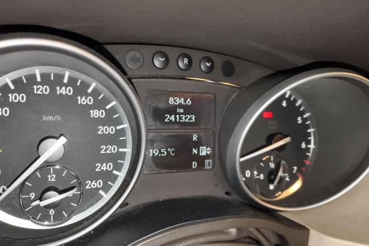Used Mercedes-Benz R-Class 2010 R 350 L 4MATIC Odometer Close Up