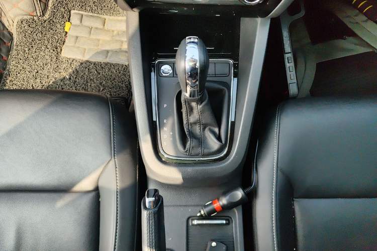 Used Volkswagen Sagitar 2017 180TSI Automatic Luxury Edition Gear Lever
