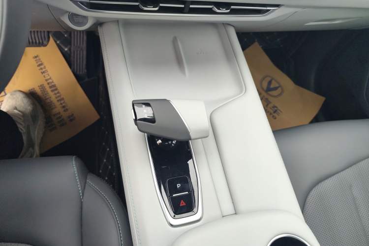 Used Changan UNI-Z New Energy 2024 Blue Whale Smart Electric iDD 125km Leading Model