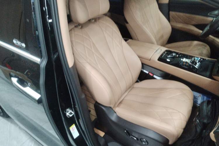 Used Denza D9 2025 DM-i Intelligent Drive 1020 Four-Wheel Drive Flagship Model
