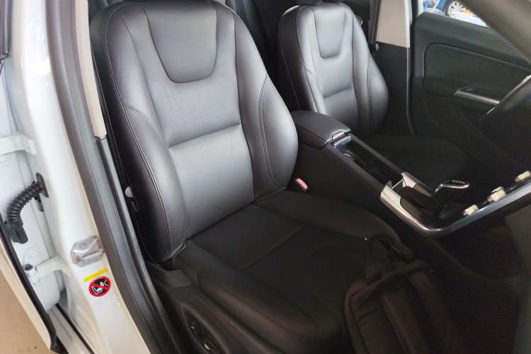 Used Volvo V60 2015 T5 Zhiyi Edition
