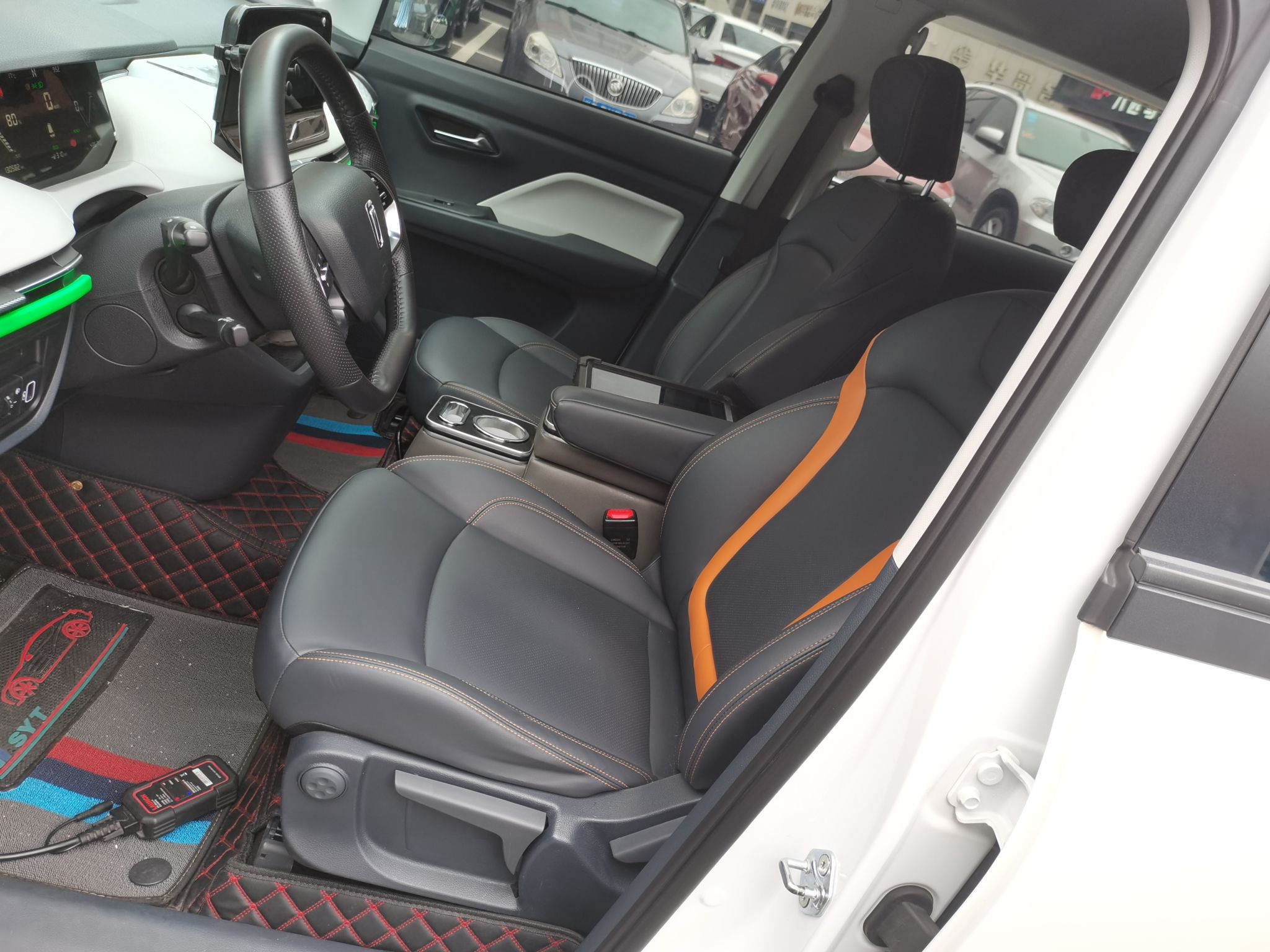 المقاعد الأمامية داخل السيارة