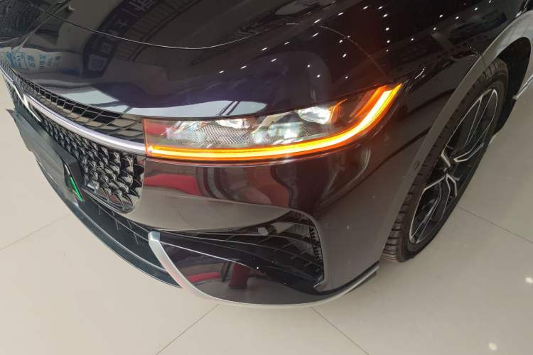 Used VOYAH PASSION 2024 PHEV Four-Wheel Drive Ultra-Long Range Flagship Model Left Front Headlight