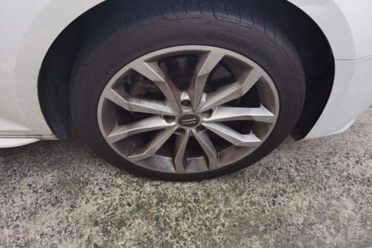 Used Audi A4L 2018 30th Anniversary Edition 40 TFSI Fashion Model Right Front Wheel Hub