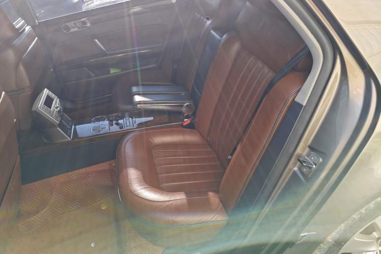 Used Volkswagen Phaeton 2011 4.2L V8 4-seat Extended-Range Individual Edition Left Rear Seat