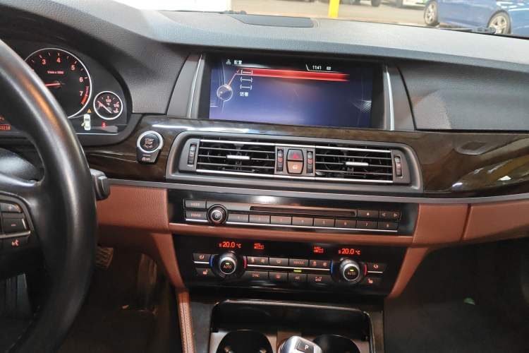 Used BMW 5 Series 2014 528Li Leading Model
