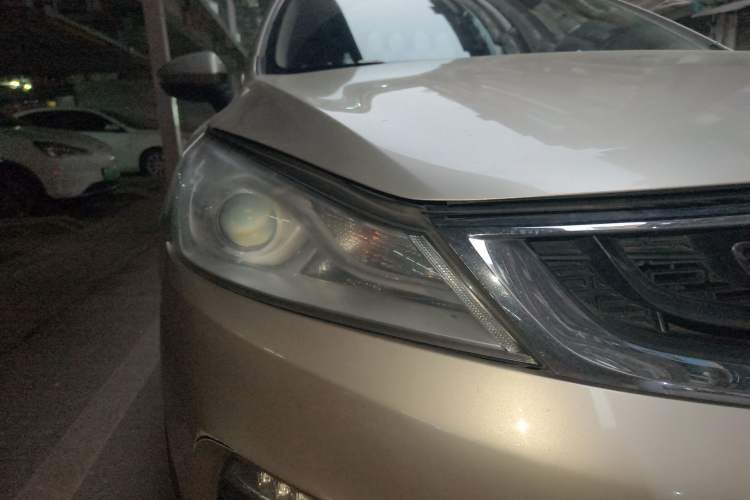Used Geely Auto Emgrand GS 2016 Elegant Edition 1.3T Automatic ZhenShang Model Right Front Headlight