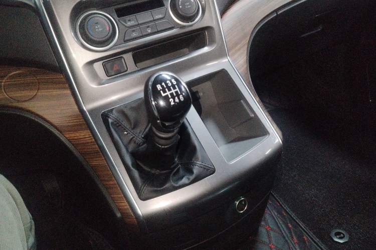 Used FORTHING Lingzhi PLUS 2021 2.0L Manual Luxury 7-Seater Gear Lever