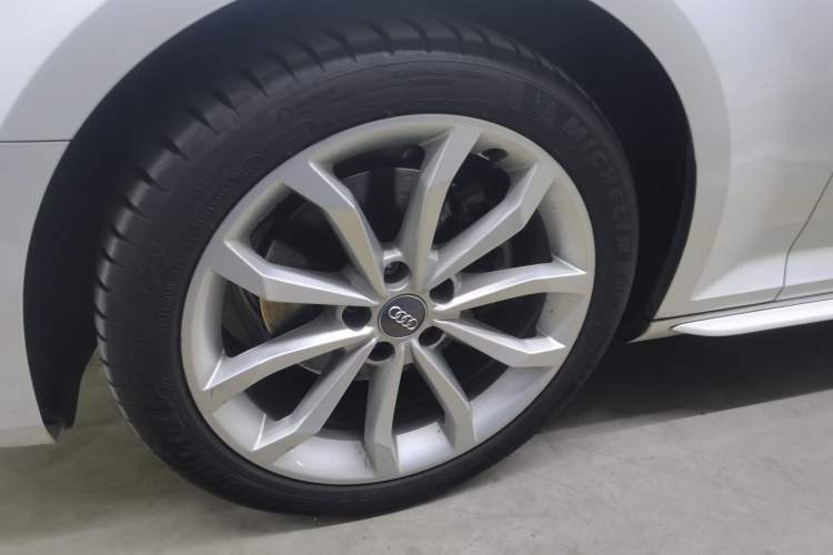 Used Audi A4L 2018 30th Anniversary Edition 40 TFSI Fashion Model Left Front Wheel Hub