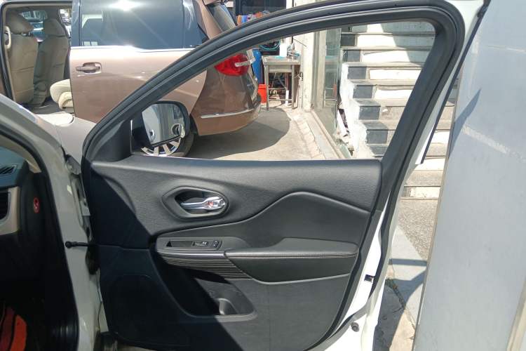 Used Jeep Cherokee 2016 2.0L Superior Edition