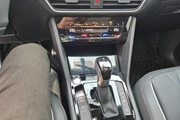 Used Volkswagen Tiguan L 2024 Outstanding Model 330TSI Automatic Two-Wheel Drive R-Line Dragon Glory Edition
