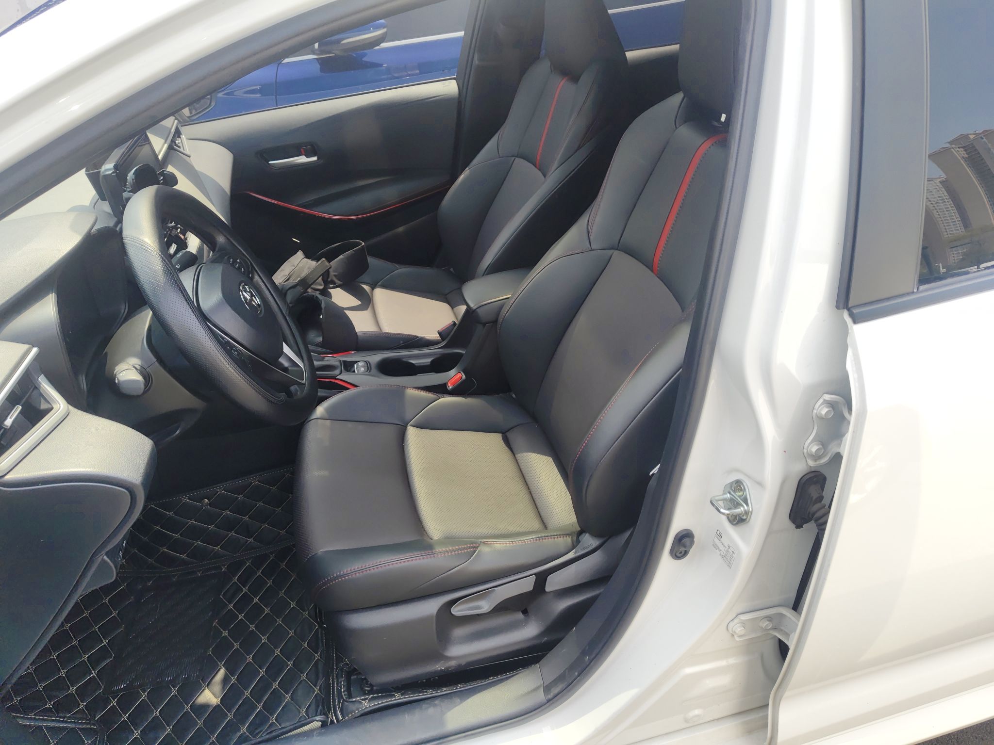 Переднее сиденье в автомобиле