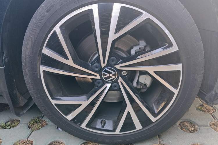 Used Volkswagen Magotan 2020 330TSI DSG Leading Model Right Front Wheel Hub