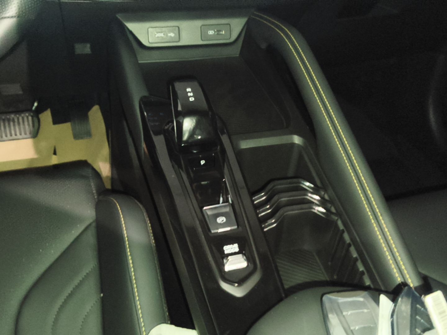 Geely Auto Coolray 2025 Bin Yue L 1.5TD DCT Beyond Edition — снимка 16