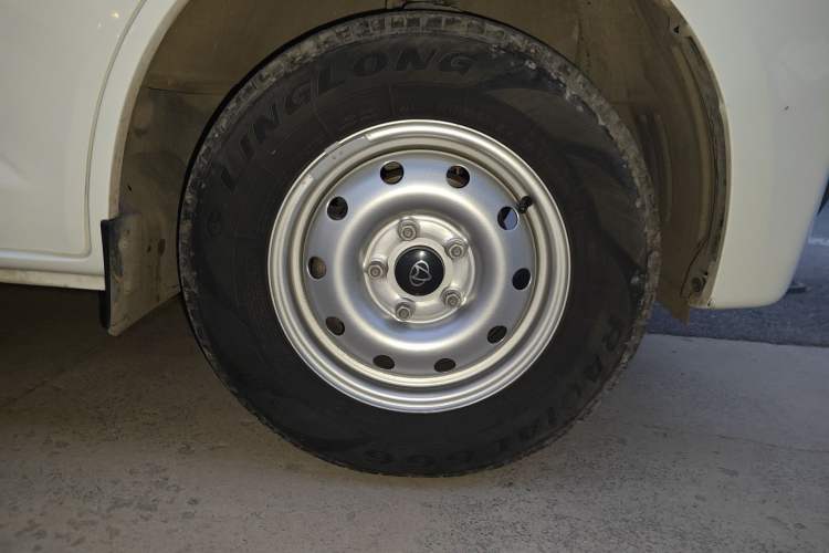 Used CHANGAN KAICHENG Ruixing EM80 2025 Passenger Version Comfort Edition 6-Seater 300 km Dual-Swing Doors Right Front Wheel Hub