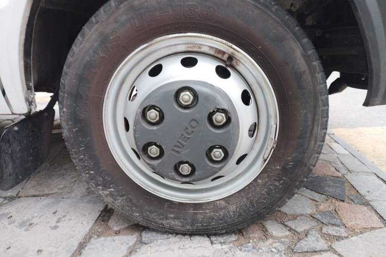 Used Iveco Daily 2023 2.8T V40 Van Long Wheelbase Mid-Roof Dual Tires Manual Doors 2-3 Seater
