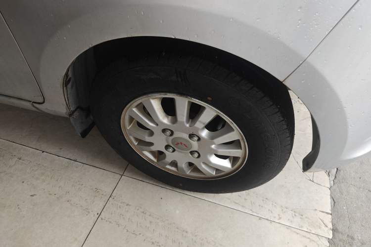 Used Wuling Rongguang V 2018 1.5L Standard Version Right Front Wheel Hub