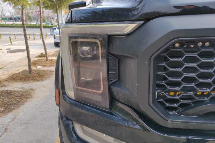 Used Ford F-150  Right Front Headlight