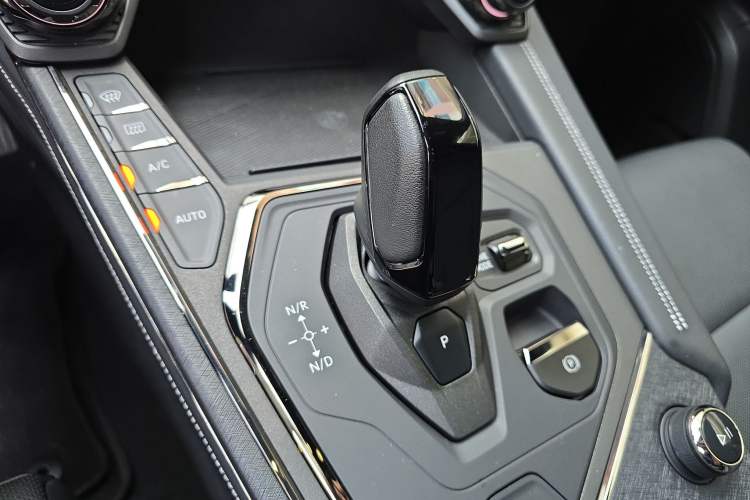 Used Lynk & Co 01 2023 2.0TD Four-Wheel Drive Dark Night Edition Gear Lever