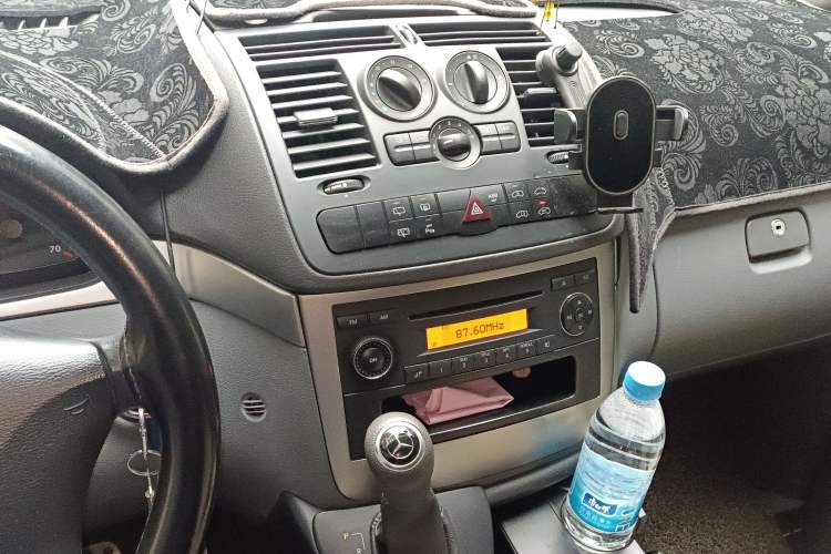 Used Mercedes-Benz Vito 2011 2.5L 7-seater executive version Audio And AC Panel