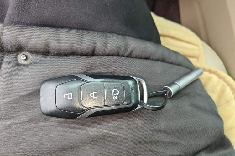 Used Ford Edge 2015 2.0T GTDi Two-Wheel-Drive High-Line Version
