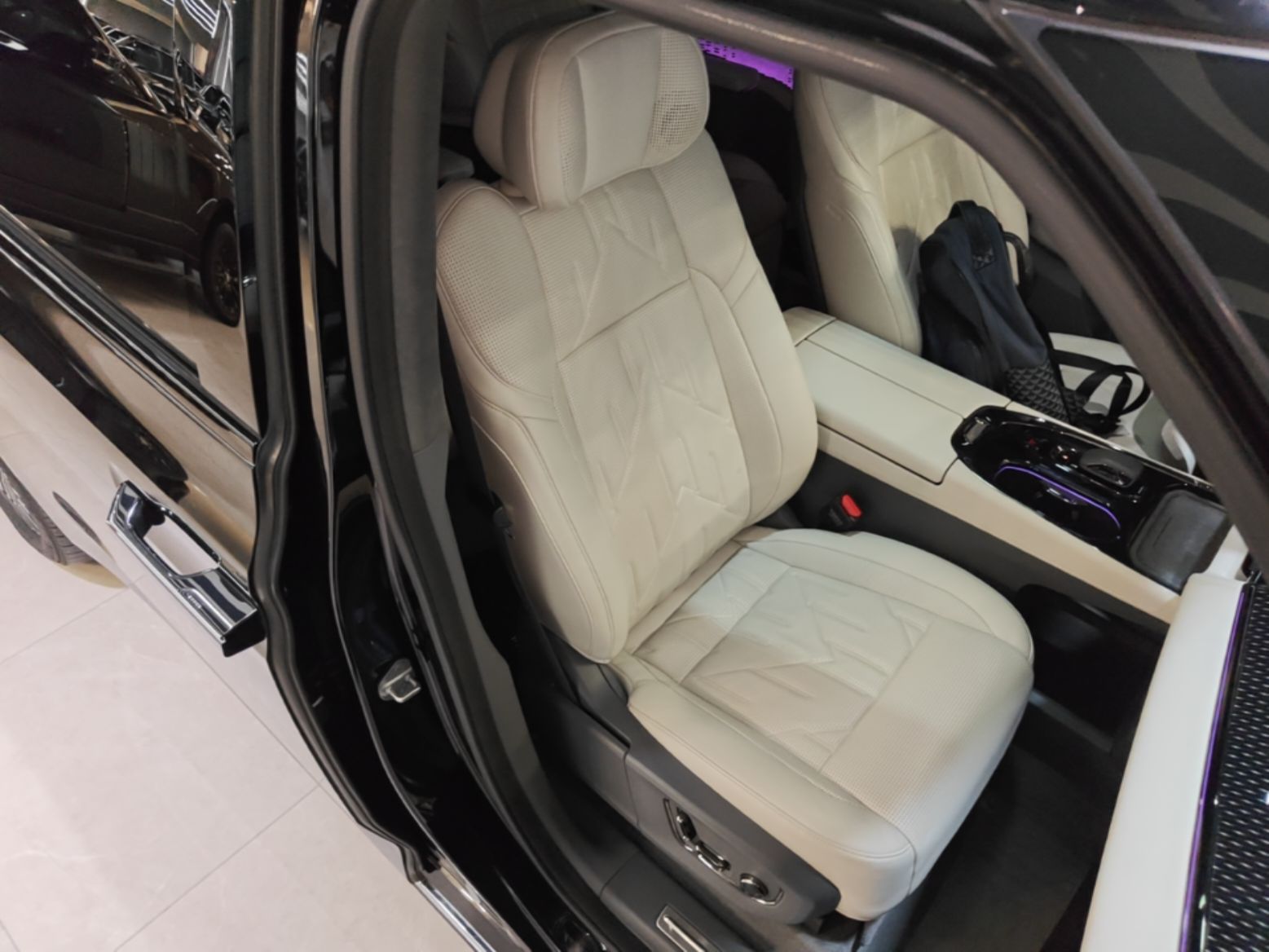 Zeekr 009 2024 7-Seater Walk-Through Version Four-Wheel Drive 108 kWh — снимка 19