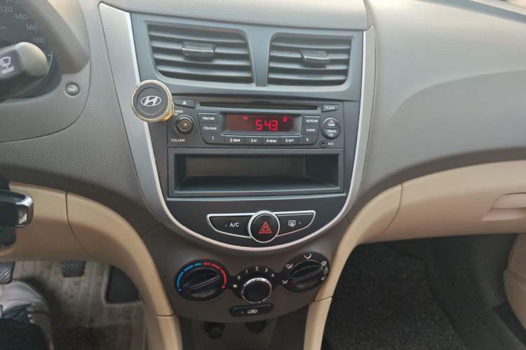 Used Hyundai Verna (older generation) 2010 Sedan 1.4L Manual Comfort GS Audio And AC Panel