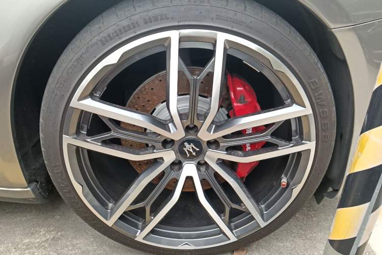 Used Maserati President 2013 3.0T Standard Model Right Front Wheel Hub