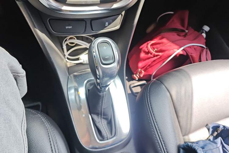 Used Buick Encore 2015 1.4T Automatic Two-Wheel Drive Urban Elite Version
