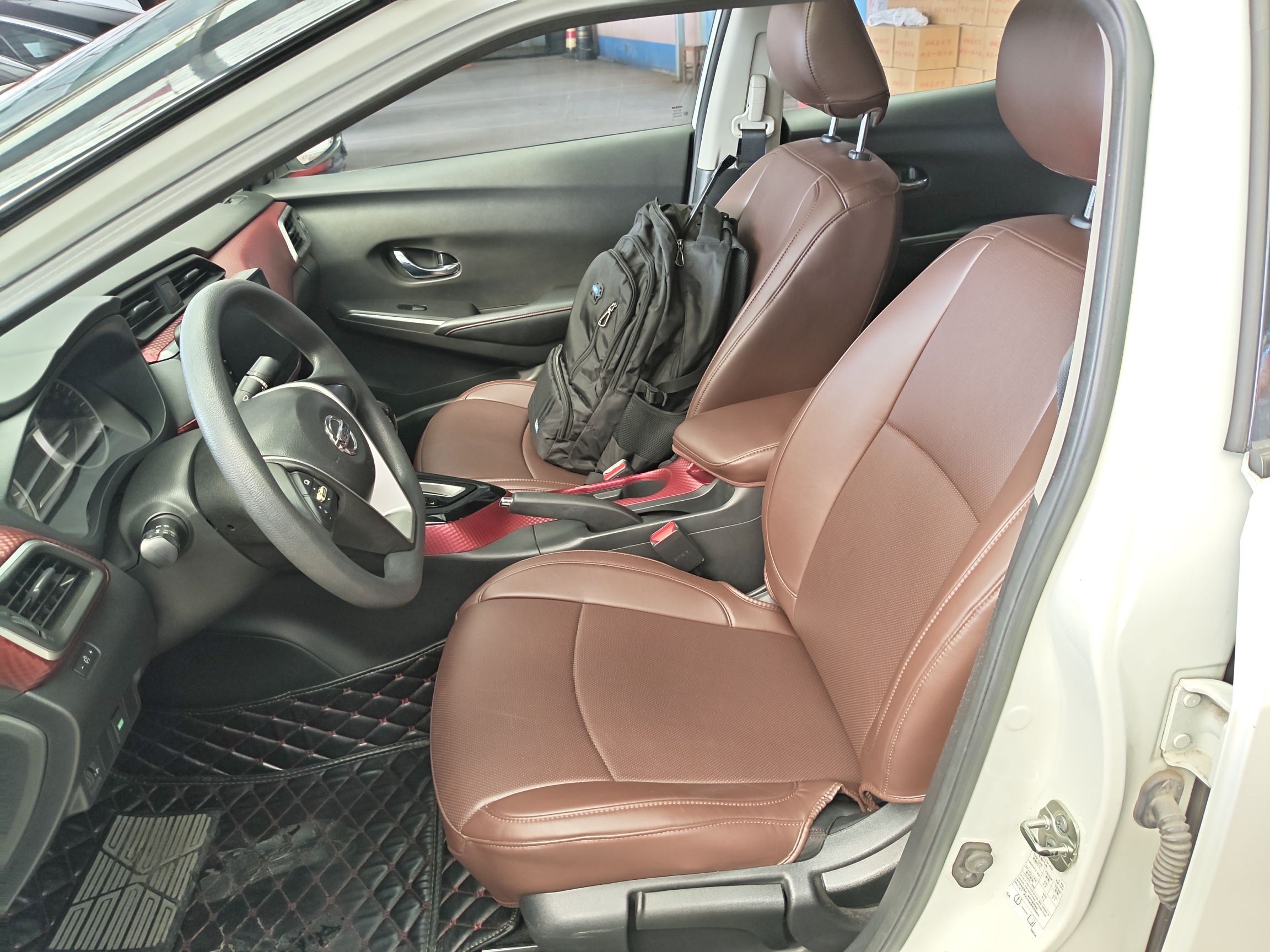 المقاعد الأمامية داخل السيارة