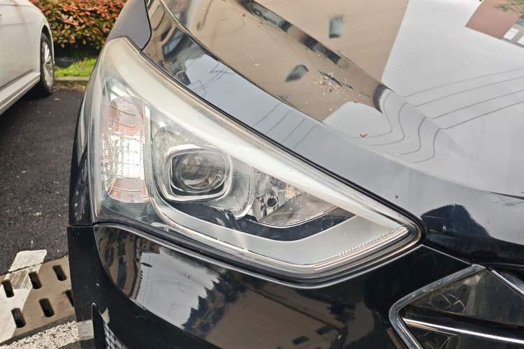 Used Hyundai Santa Fe 2013 2.4L Automatic 4x4 Smart Version Right Front Headlight