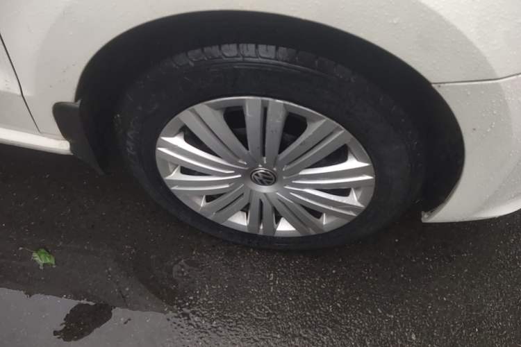 Used Volkswagen Polo 2016 1.6L Automatic Comfort Model Right Front Wheel Hub