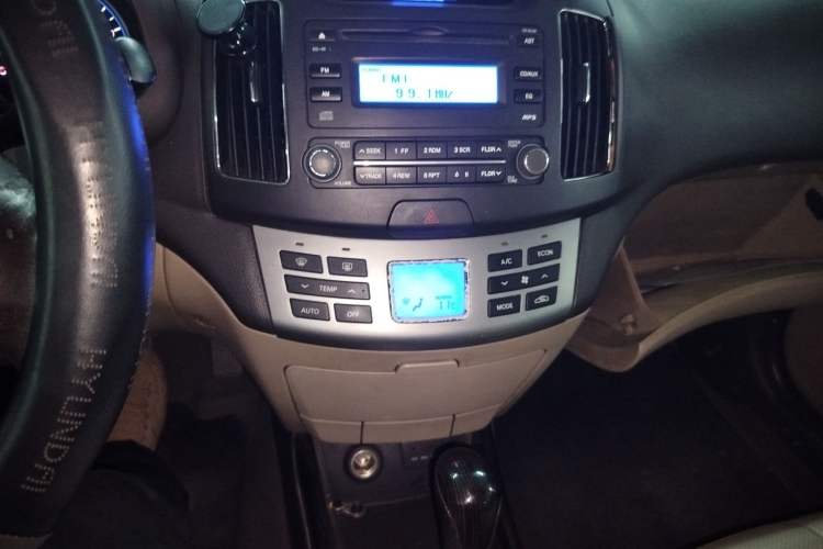 Used Hyundai Celesta 2011 1.6L Automatic Luxury Version Audio And AC Panel