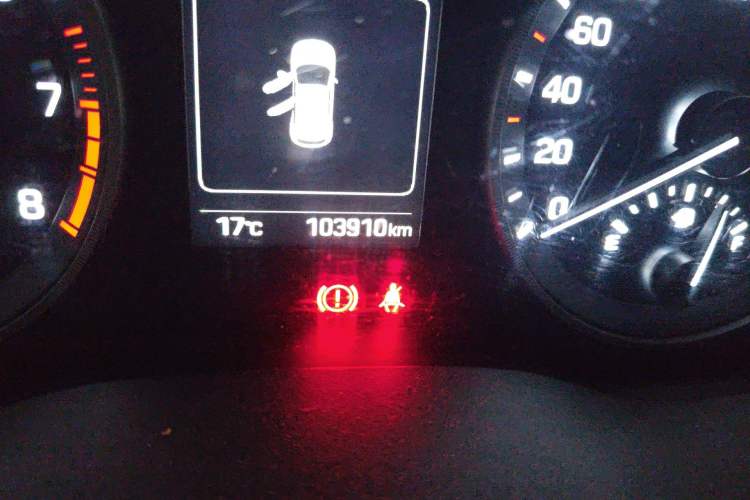 Used Hyundai Tucson 2015 1.6T Dual-Clutch Two-Wheel-Drive Smart Model Odometer Close Up