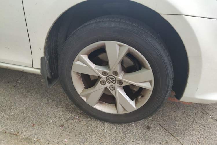 Used Volkswagen Bora 2014 1.6L Automatic Comfort Model Right Front Wheel Hub