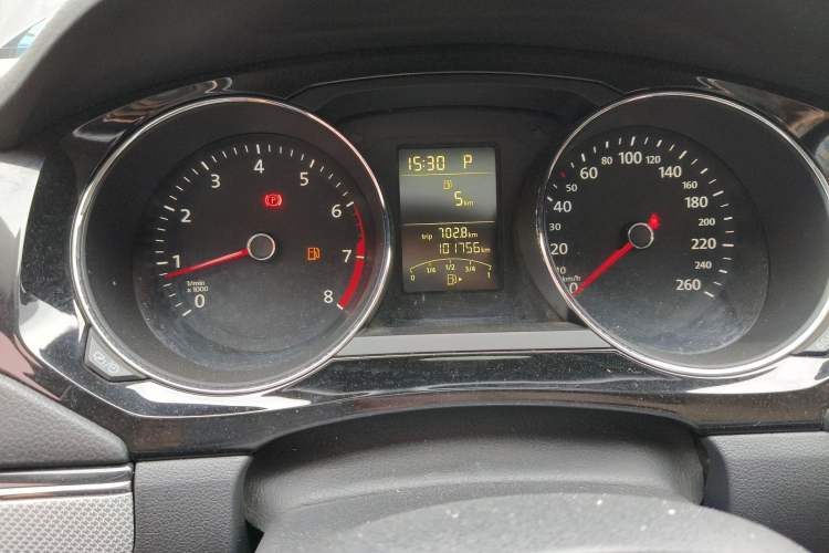 Used Volkswagen Sagitar 2015 1.6L Automatic Comfort Model Odometer Close Up