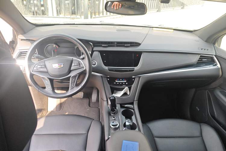 Used Cadillac XT5 2024 2.0T Two-Wheel Drive Fashion Edition Center Console