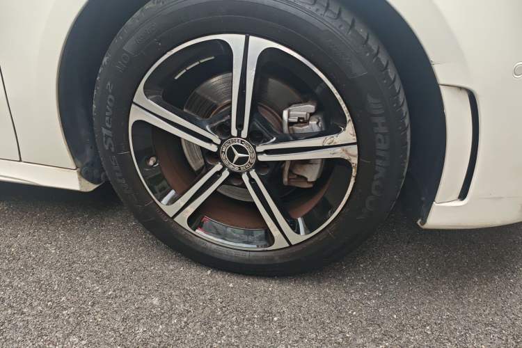 Used Mercedes-Benz A-Class 2022 Revised Version A 200 L Sport Sedan Fashionable Style Right Front Wheel Hub