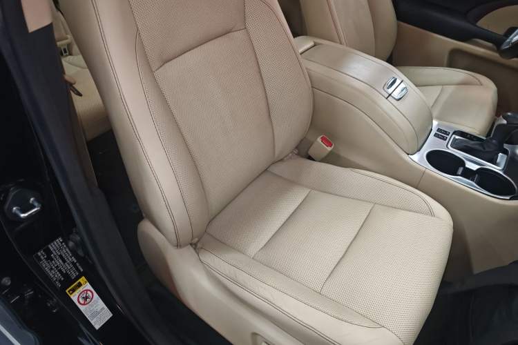 Used Toyota Highlander 2015 2.0T Two-Wheel Drive Luxury Edition 7 Seats Right Front Seat