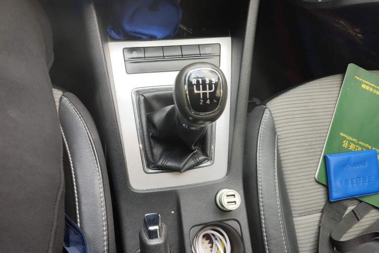 Used Skoda Octavia 2017 1.6L Manual Front-Wheel-Drive Version Gear Lever