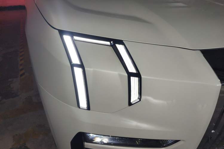 Used Zeekr 009 2024 Six-Seat Executive Version 4WD 108 kWh Right Front Headlight