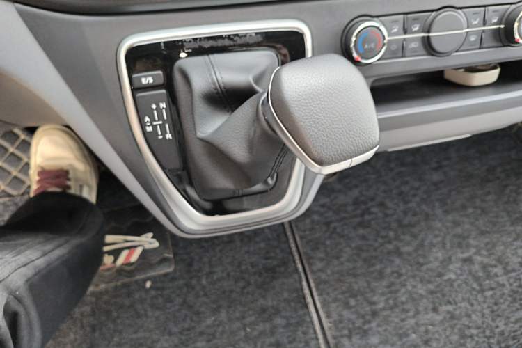 Used SAIC MAXUS Xintu V80  Gear Lever