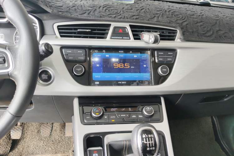 Used Geely Auto Emgrand X7 Sport 2016 2.0L Manual ZhiShang Version Audio And AC Panel