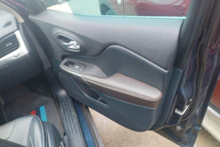 Used Jeep Cherokee 2020 2.0L Two-Wheel Drive Classic Sports Edition