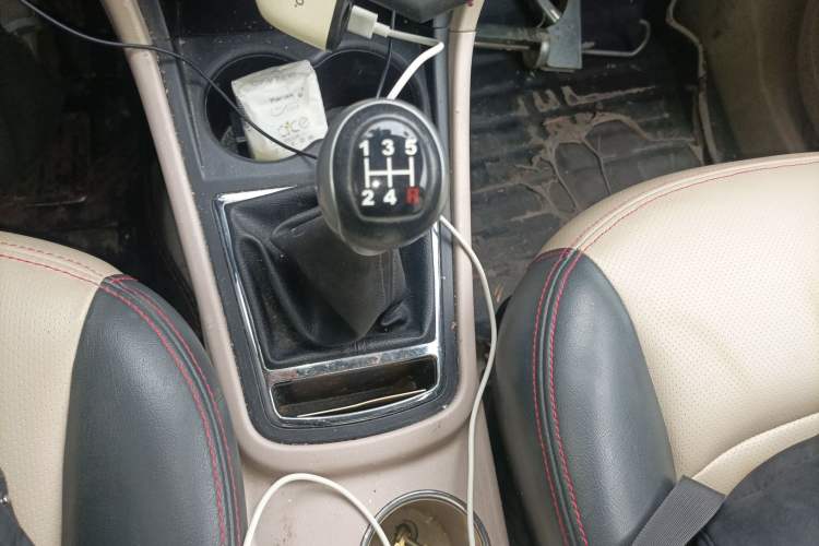 Used FAW Yingzhi 727 2016 1.5L Business Edition Gear Lever