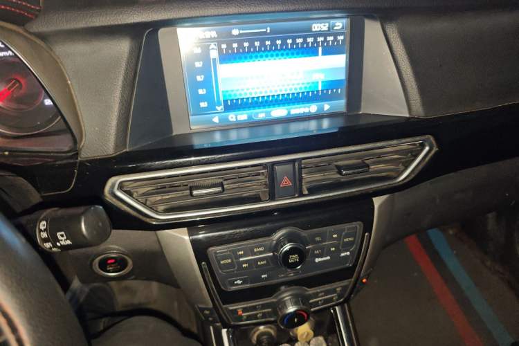 Used Zotye Domy X5 2015 1.5T Manual Luxury Version China IV Standard Audio And AC Panel