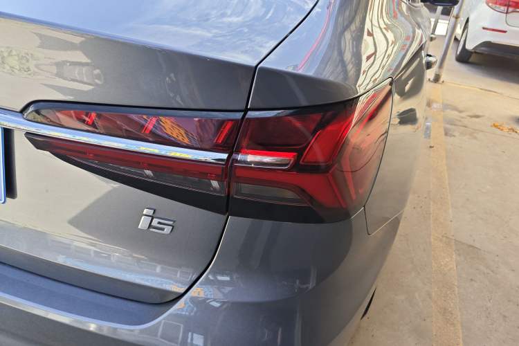 Used Roewe i5 2021 1.5L CVT Diamond Edition Right Rear Taillight