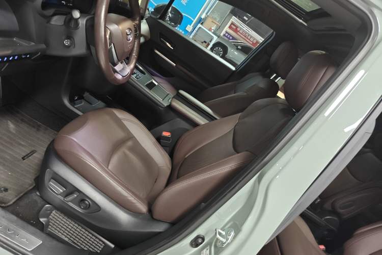 Used Toyota Granvia 2022 2.5L Hybrid Flagship Edition