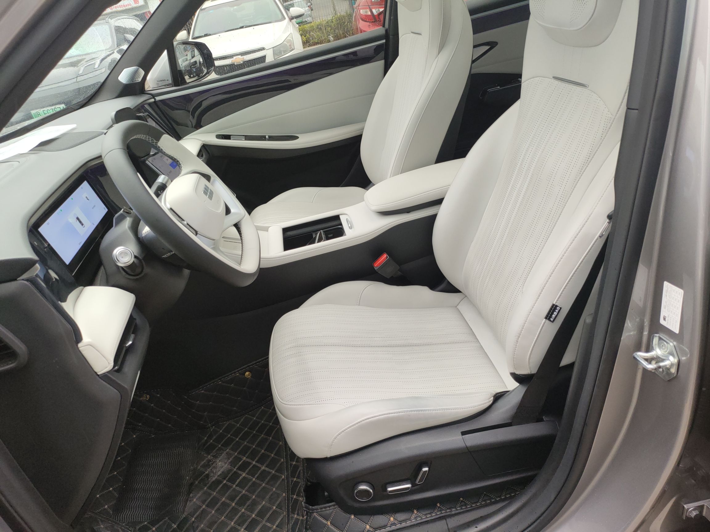 Переднее сиденье в автомобиле