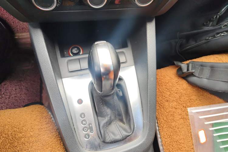 Used Volkswagen Sagitar 2014 1.6L Automatic Comfort Model Gear Lever